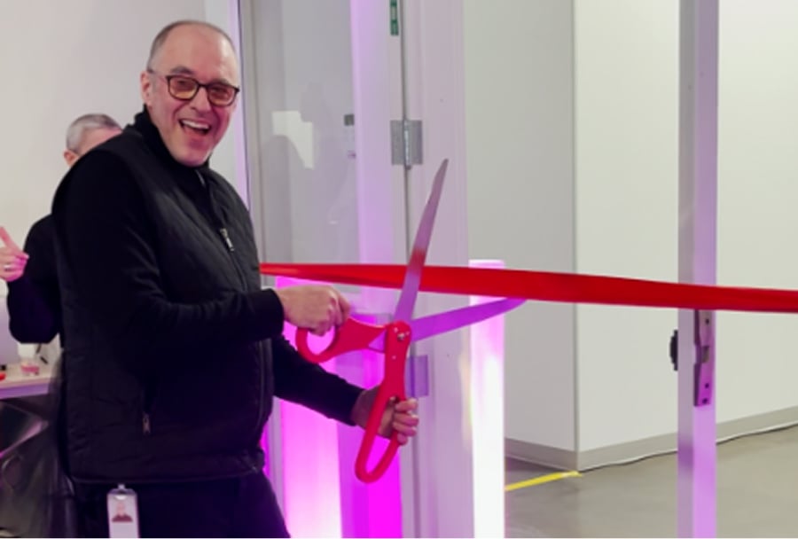 François Roberge cutting a ribbon to commemorate the inauguration of the new la Vie en Rose head office in Montreal