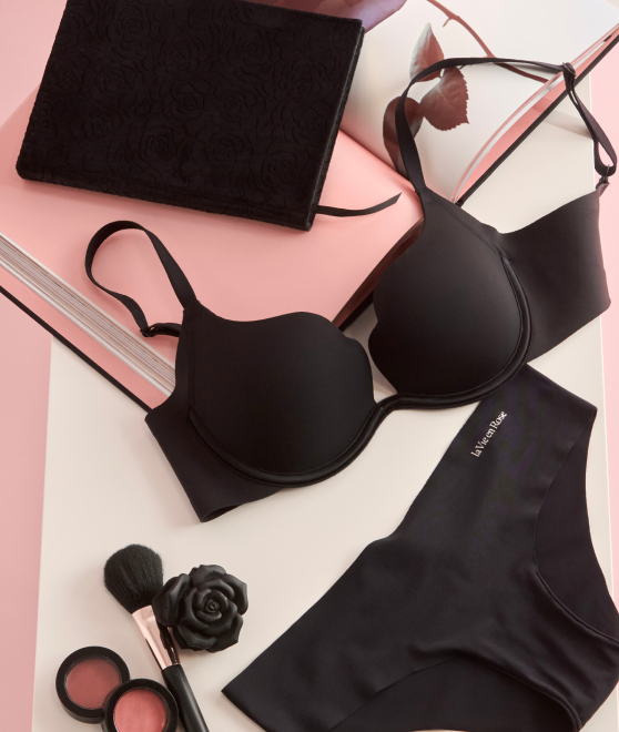 Soutien-gorge et culotte noirs pos&eacute;s dans un d&eacute;cor