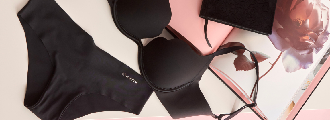 Soutien-gorge et culotte noirs posés dans un décor