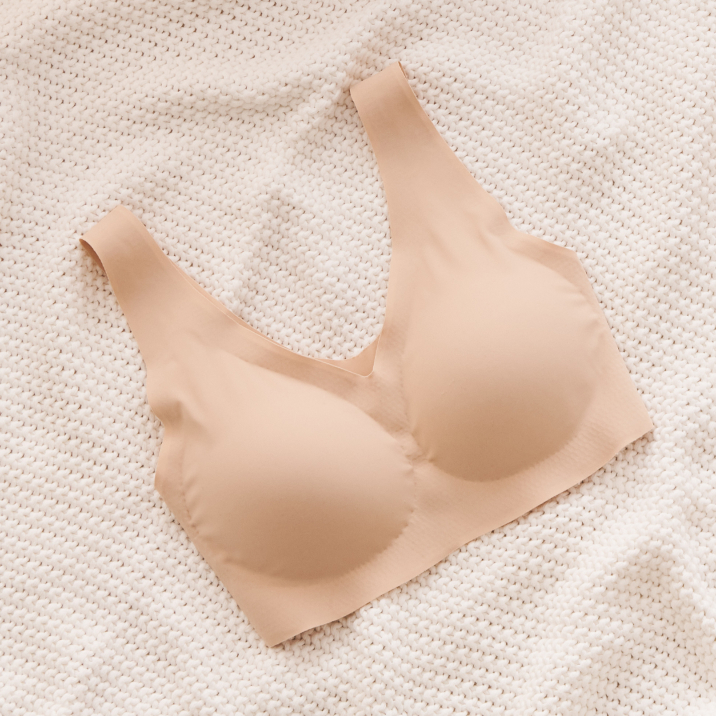Soutien-gorge beige posé sur une serviette pour sécher
