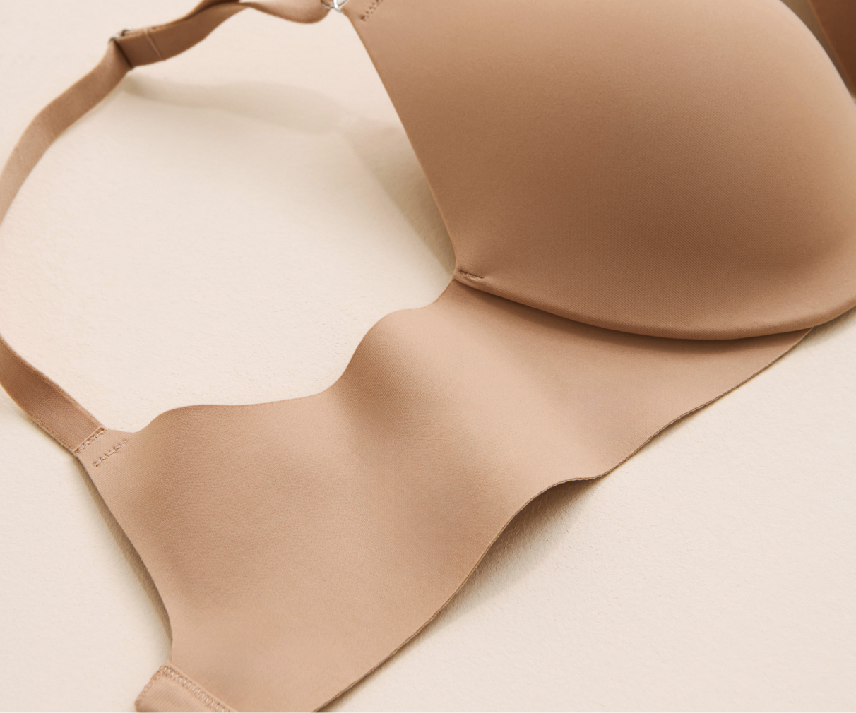 Zoom sur la bande d'un soutien-gorge beige