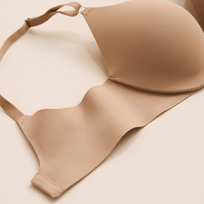 Zoom sur la bande d'un soutien-gorge beige