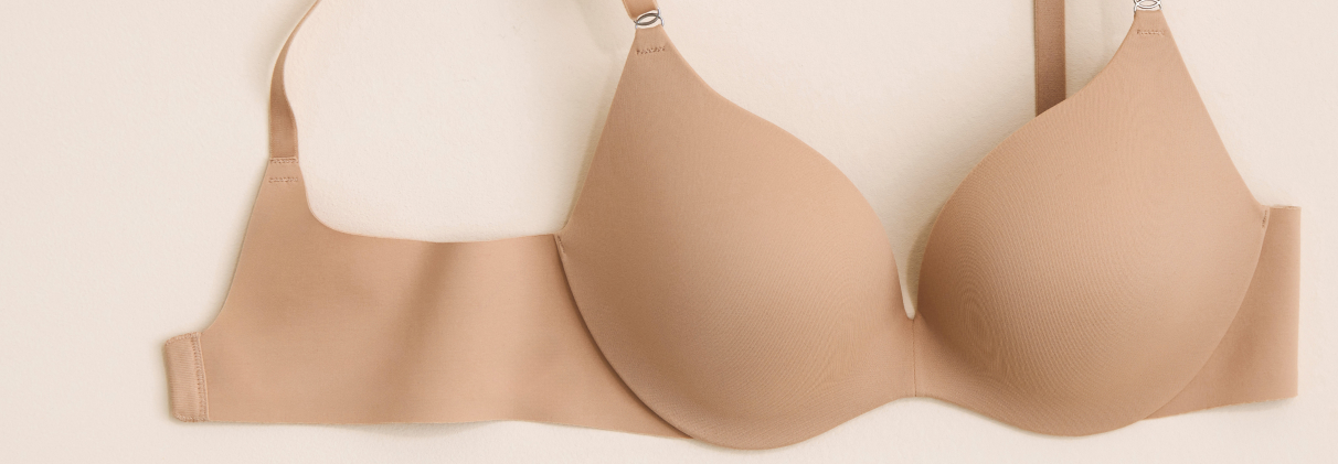Zoom sur la bande d'un soutien-gorge beige