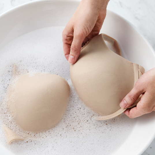 Démonstration de comment laver un soutien-gorge