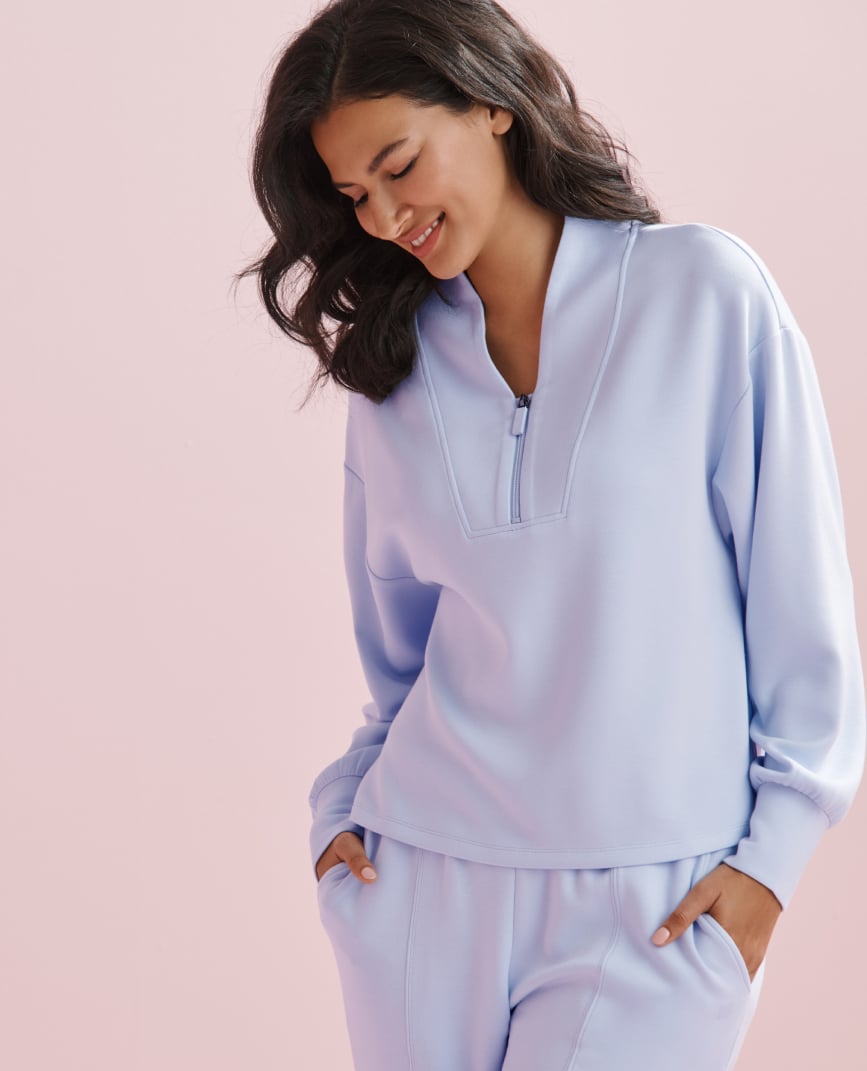 Mannequin portant un hoodie noir de la collection Body Mind Soul.