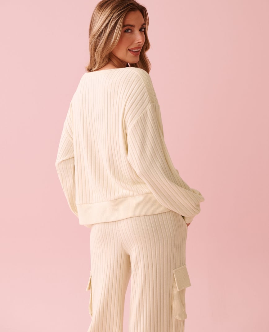 Mannequin portant un ensemble de d&eacute;tente gris.