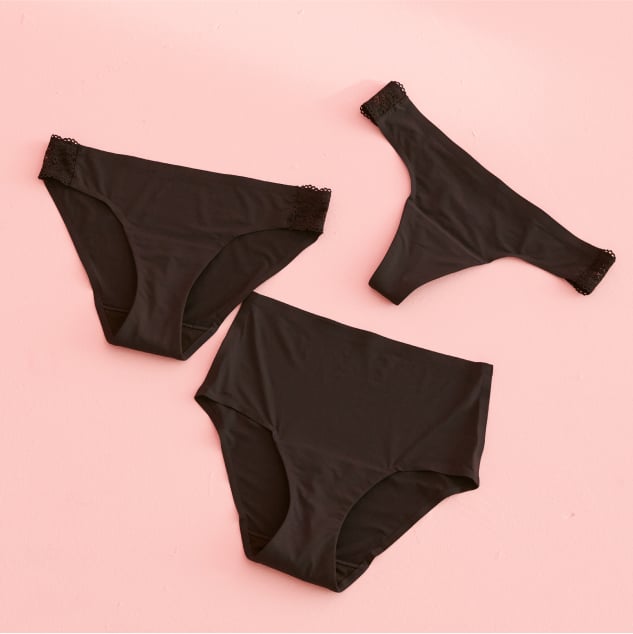 Trois culottes menstruelles noires posées : tanga, bikini et taille haute