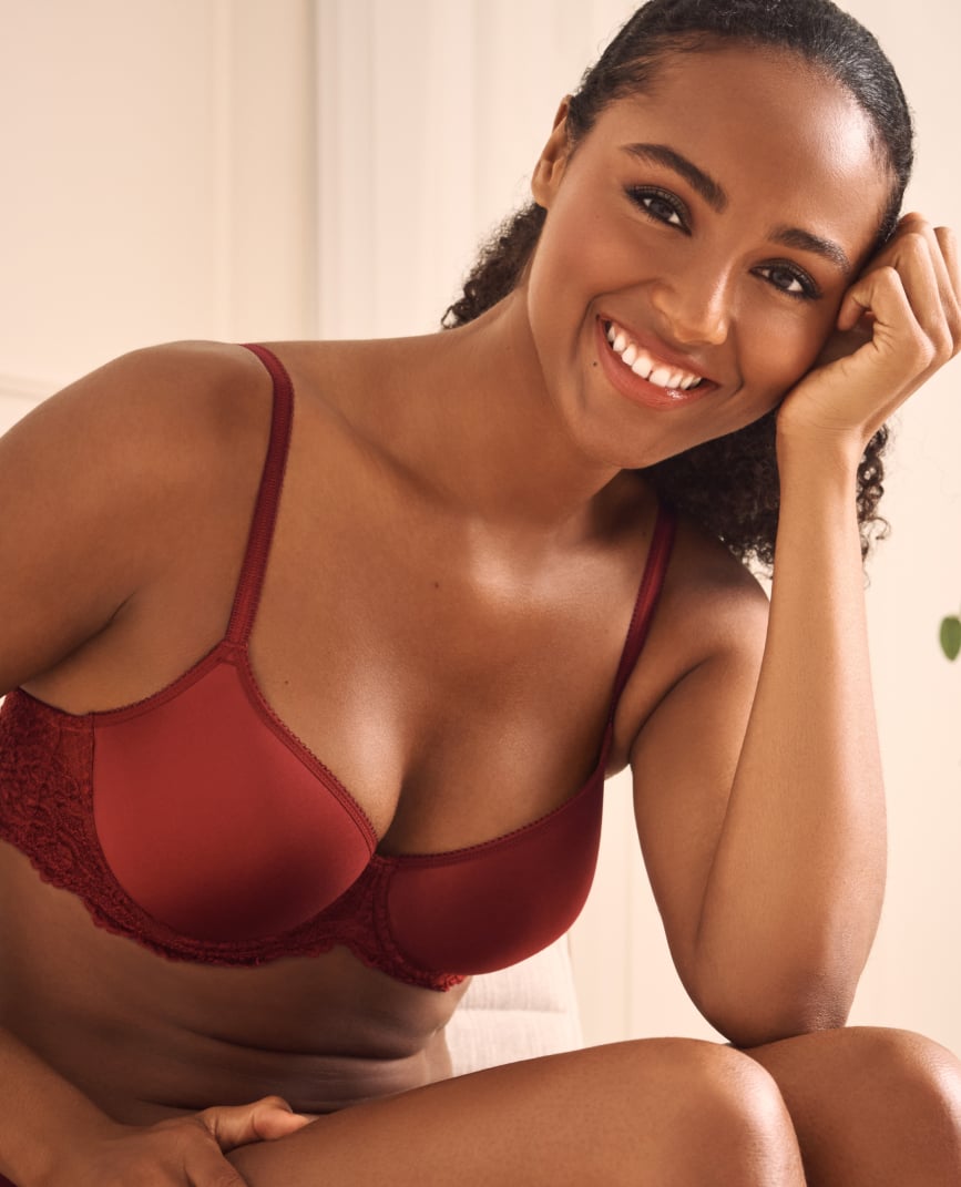 De la dentelle rougissante au séduisant satin écarlate : c'est un été chaud en couleurs!​