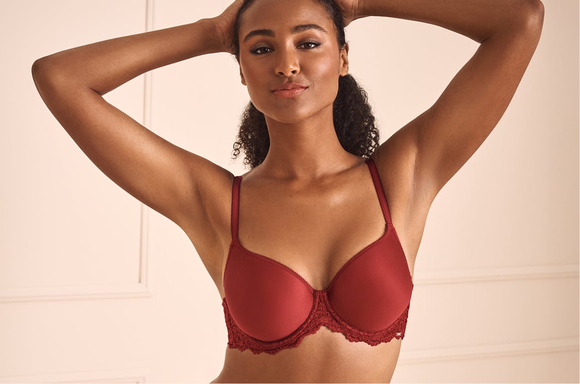 Mannequin portant un soutien-gorge contour rouge.