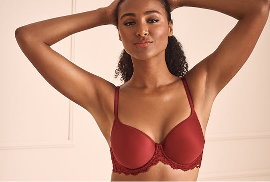 Mannequin portant un soutien-gorge contour rouge.