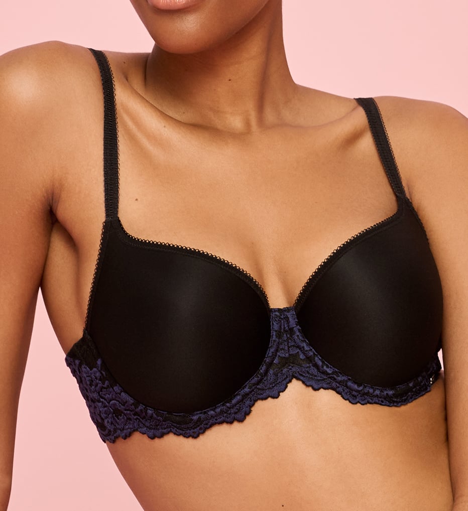 Mannequin portant un soutien-gorge contour noir.