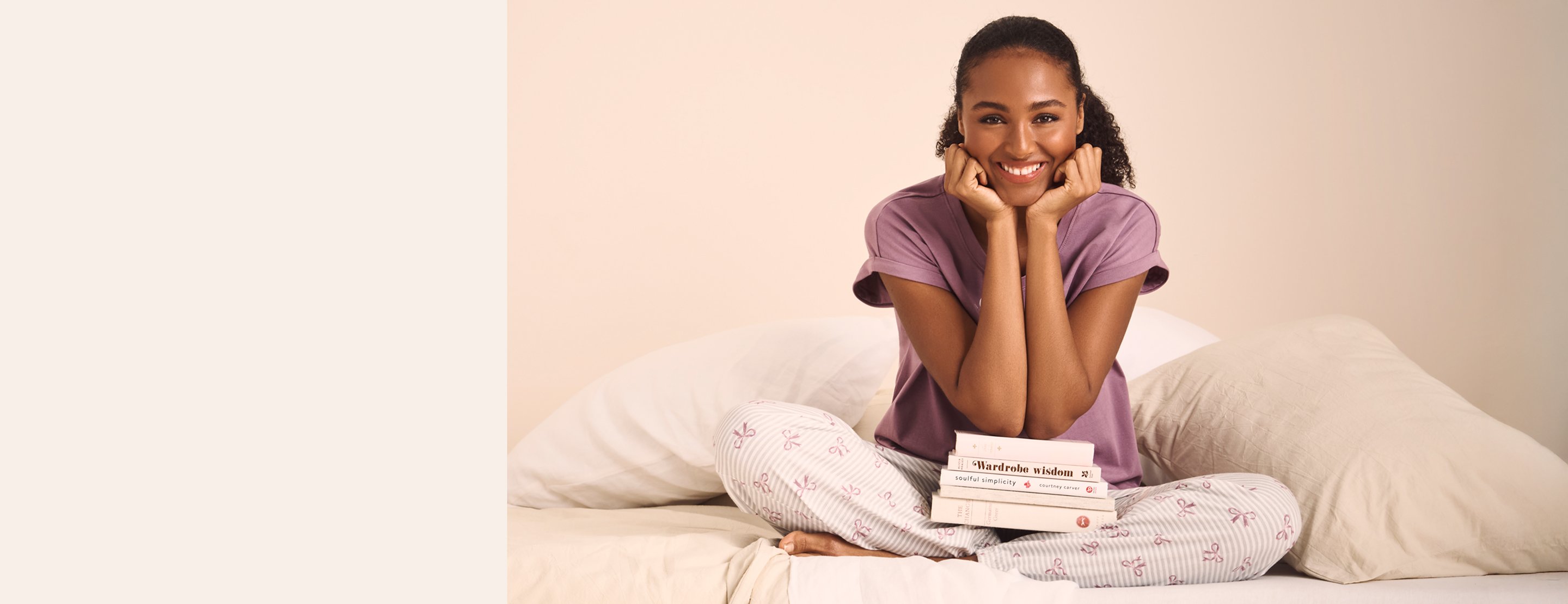  Mannequin portant un pyjama en coton : haut violet et pantalon blanc à motif.