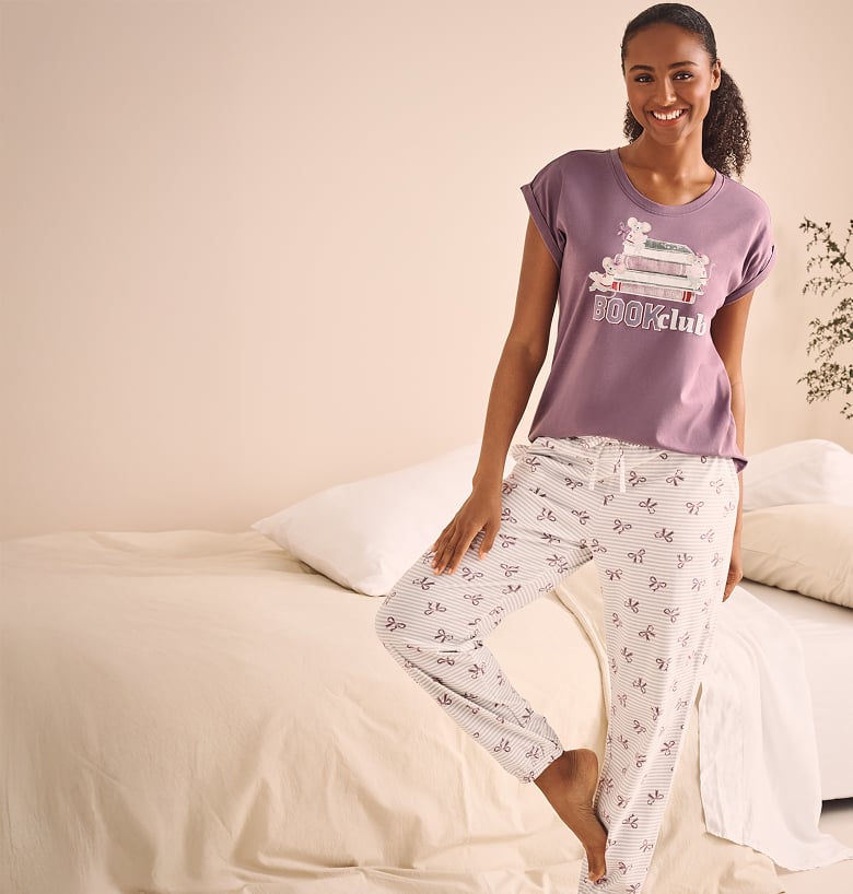  Mannequin portant un pyjama en coton : haut violet et pantalon blanc à motif.
