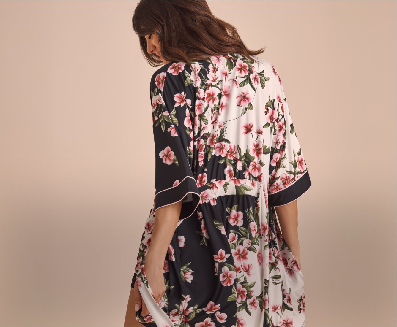 Mannequin de face et de dos en camisole, short et kimono noir et blanc à fleurs roses.