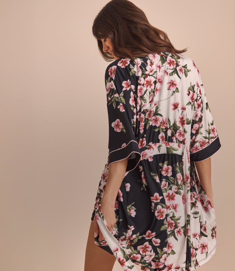 Mannequin de face et de dos en camisole, short et kimono noir et blanc à fleurs roses.