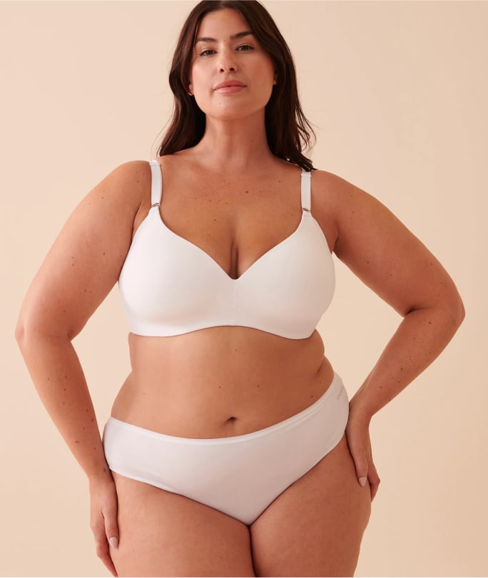 Model wearing a white basic bra and matching panties.