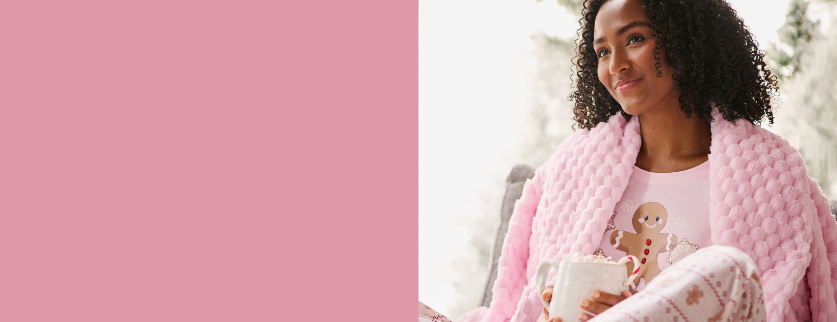 Mannequin en pyjama rose avec des motifs de pain d'&eacute;pice, portant une robe de chambre rose par dessus.