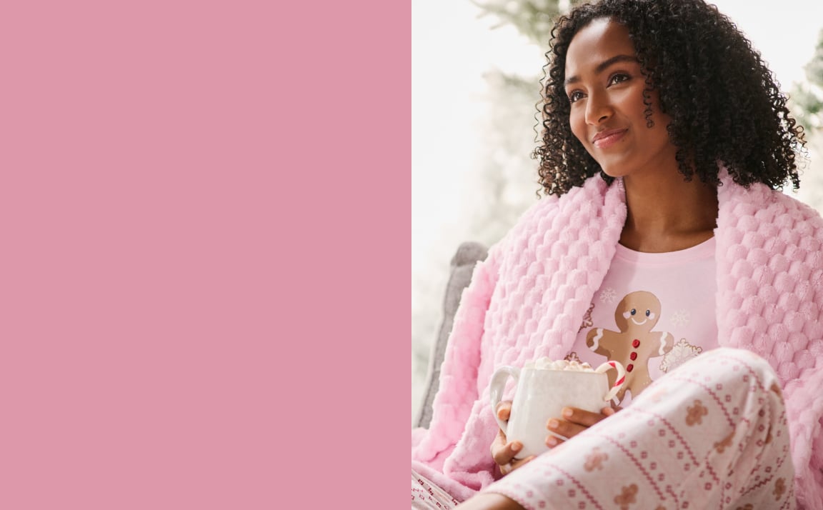 Mannequin en pyjama rose avec des motifs de pain d'&eacute;pice, portant une robe de chambre rose par dessus. 