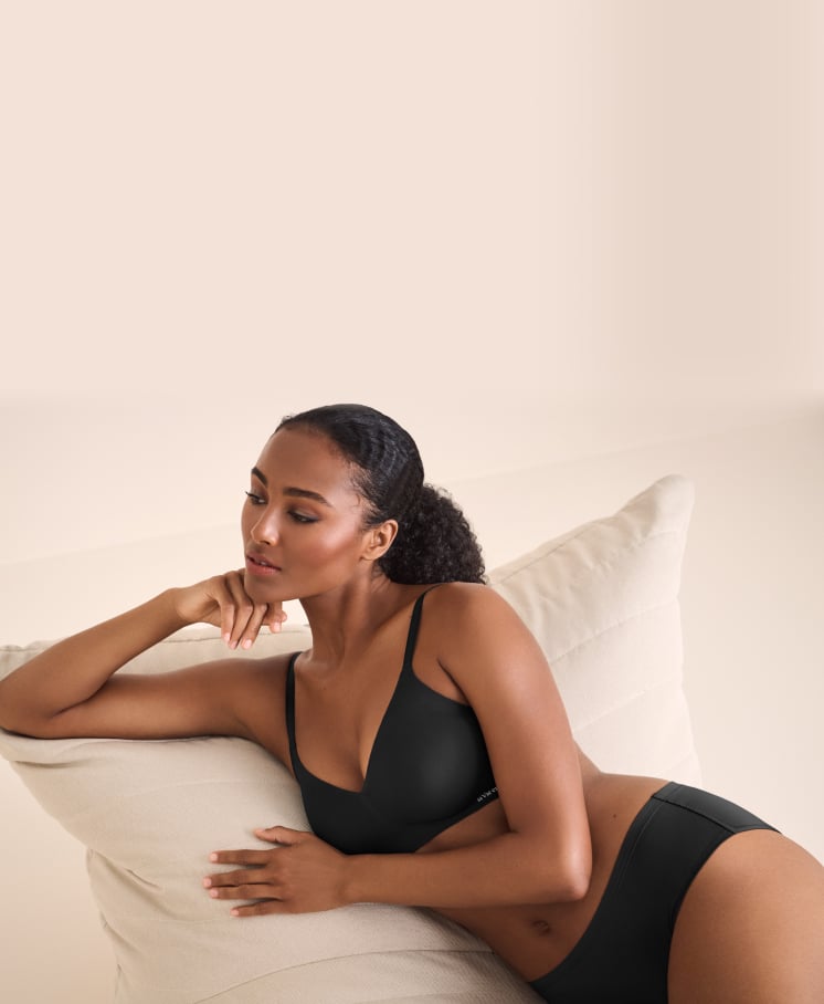 Mannequin portant un soutien-gorge lounge et une culotte menstruelle noirs