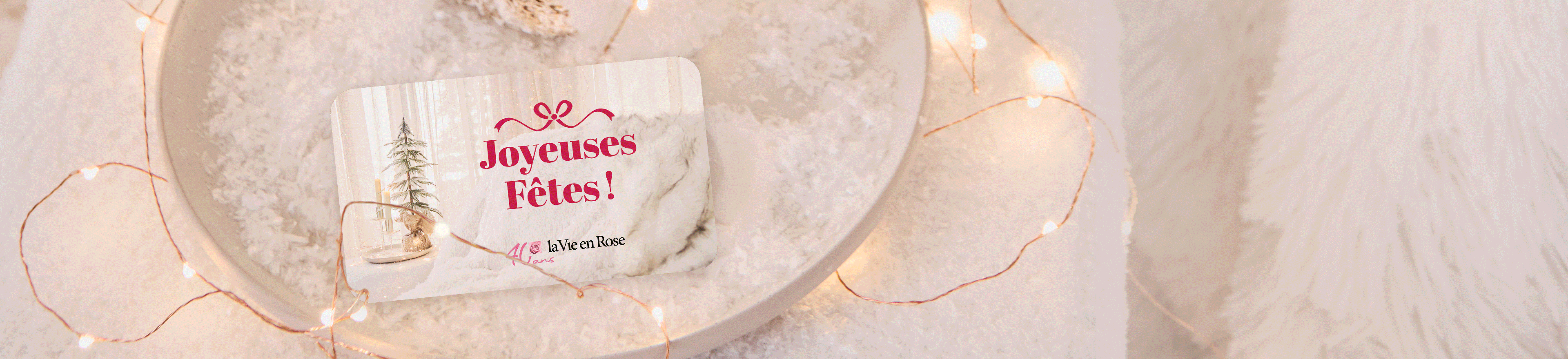 GIF montrant des cartes cadeaux La Vie en Rose s’empilant sur fond de neige et lumières festives