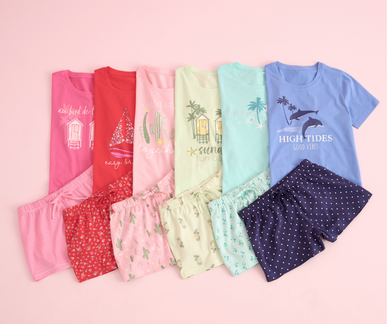 Deux mannequin portant des ensembles camisole et short de la vente d'entrep&ocirc;t