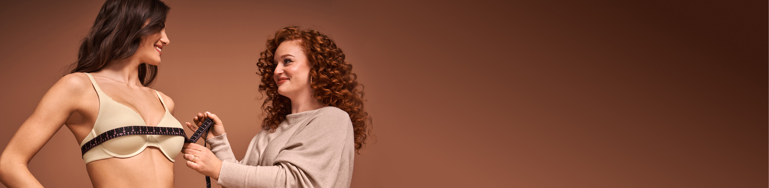 Notre experte, Bianca, prenant le tour de poitrine d'un mannequin