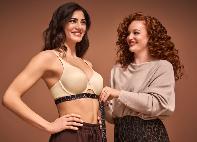 Notre experte, Bianca, prenant le tour de poitrine d'un mannequin