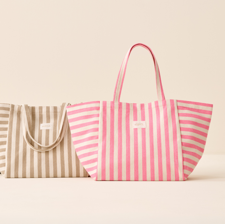 Sacs de plage ray&eacute;s blanc et beige pour l'un, blanc et rose pour l'autre