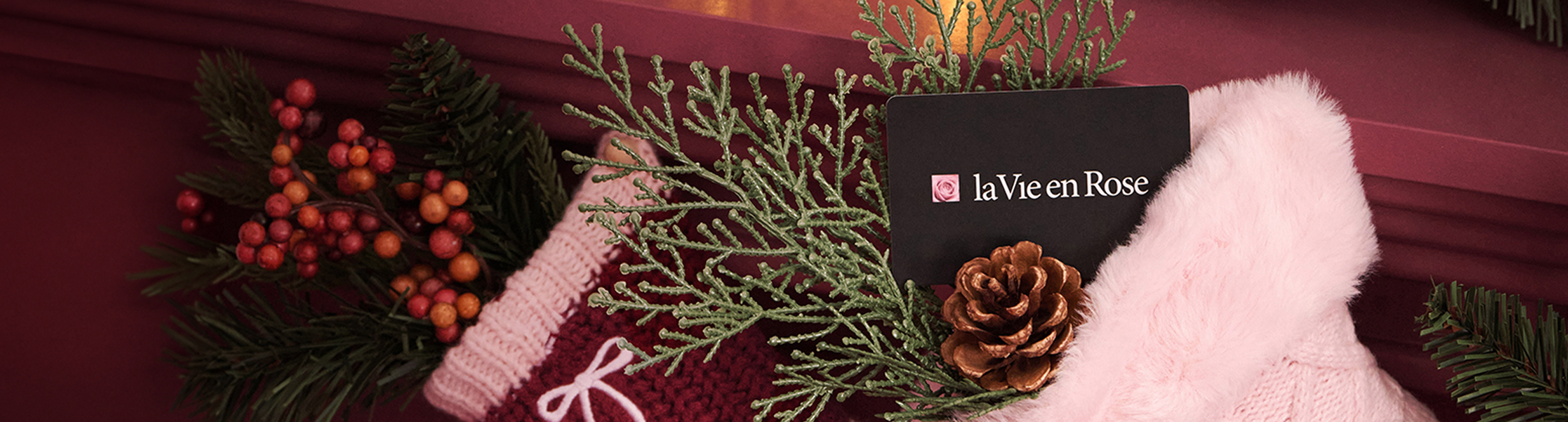 Carte cadeau dans un bas rose accroch&eacute; &agrave; une chemin&eacute;e