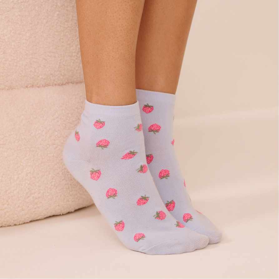 Chaussettes bleues &agrave; motif fraises