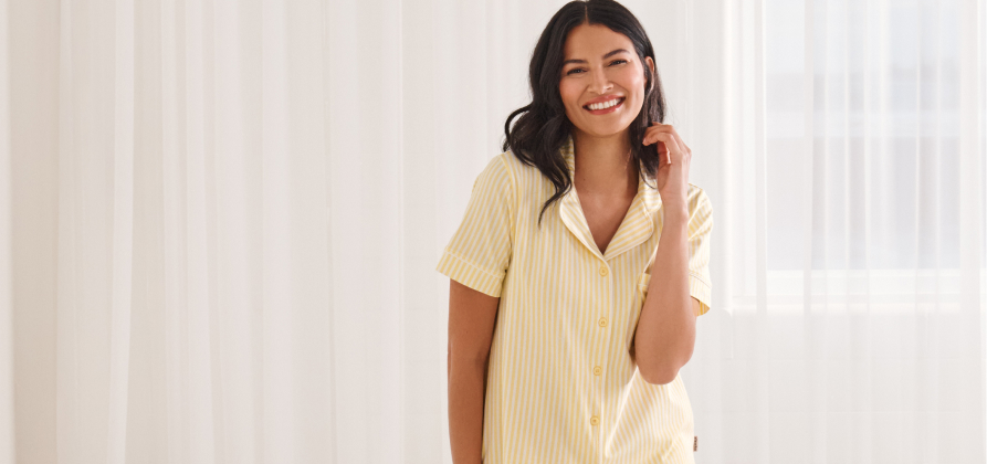 Mannequin en pyjama en coton ray&eacute; jaune et blanc 