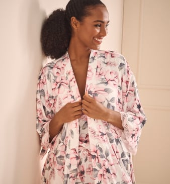 Mannequin en kimono, camisole et short blancs ornés de fleurs roses pâles