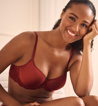 Mannequin portant un soutien-gorge contour rouge