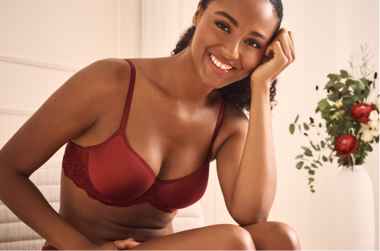 Mannequin portant un soutien-gorge contour rouge