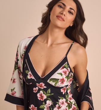 Mannequin en nuisette et kimono noir et blanc ornés de fleurs roses