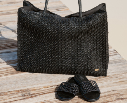 Chapeau de paille noir avec nœud noir, vue de dos.