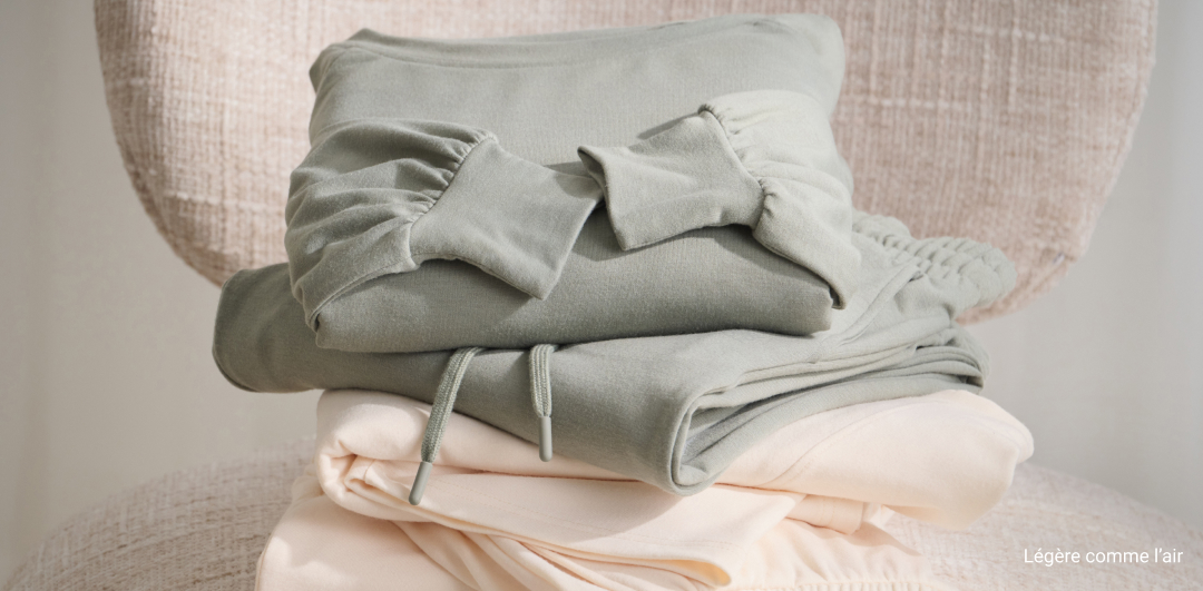 Robes de chambre en peluche aux tons doux, pliées ou nouées.