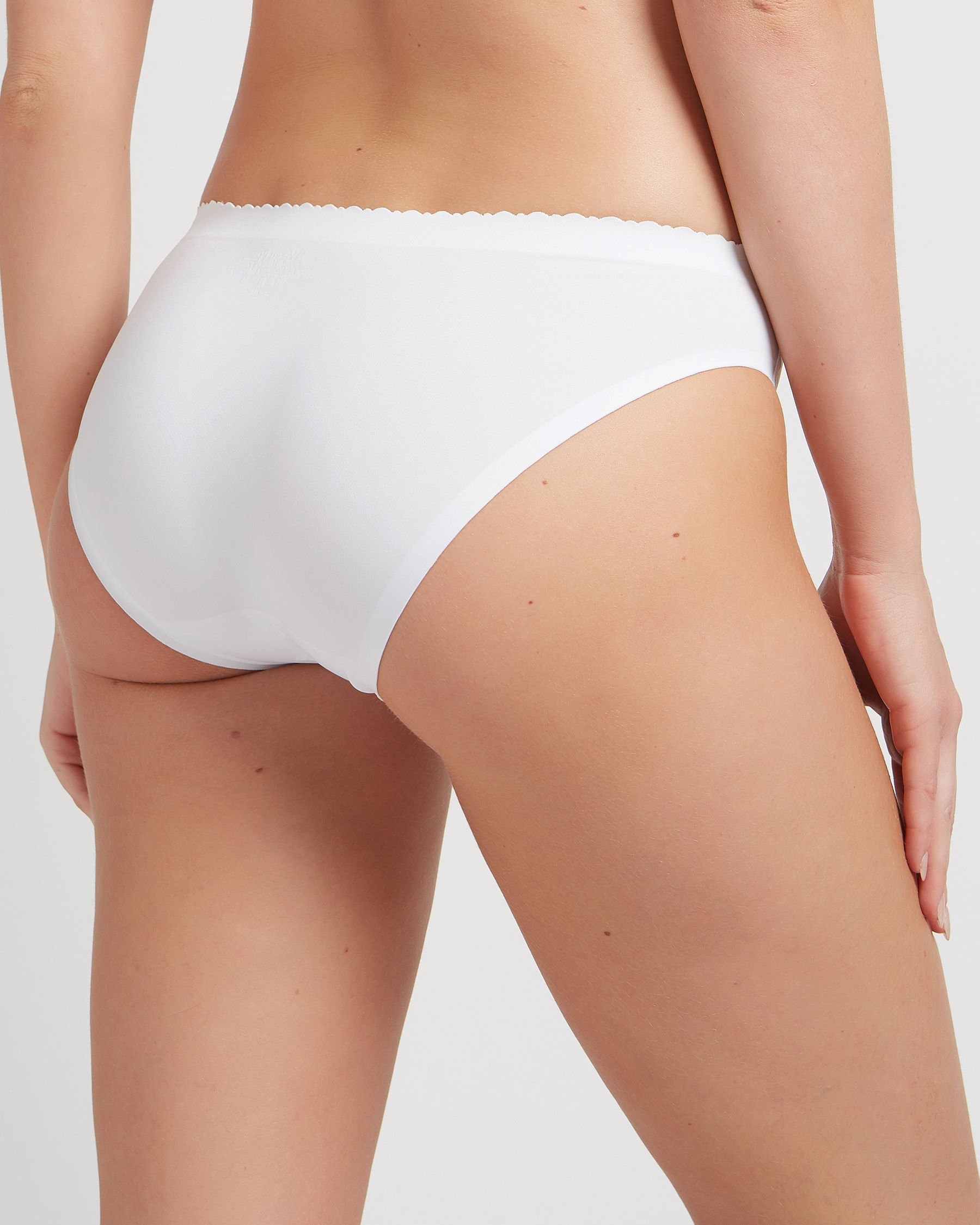 LA VIE EN ROSE Seamless Bikini Panty White 712-122-0-00 - View4