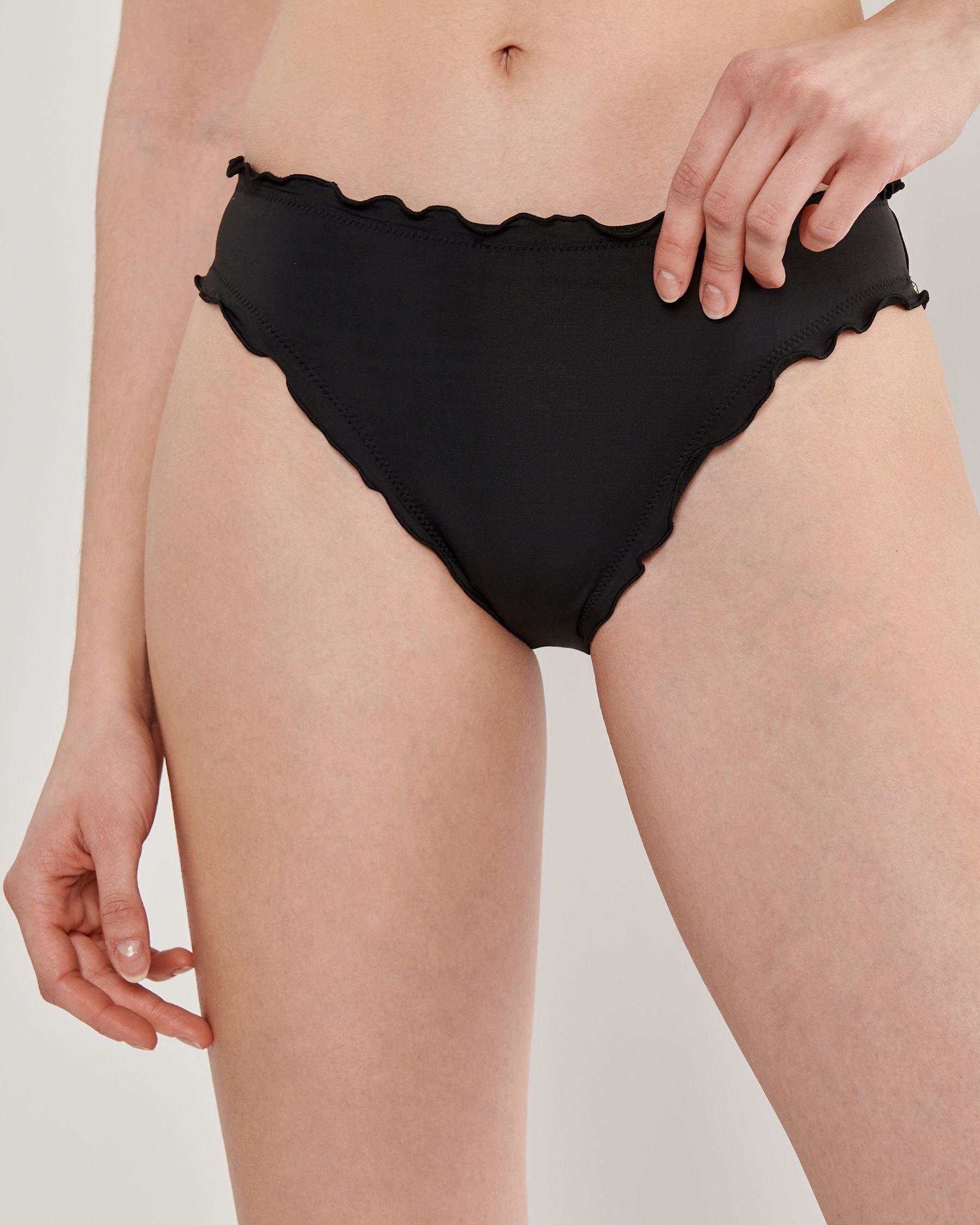 LA VIE EN ROSE AQUA Ruffle Bikini Bottom Black 799-692-0-00 - View1