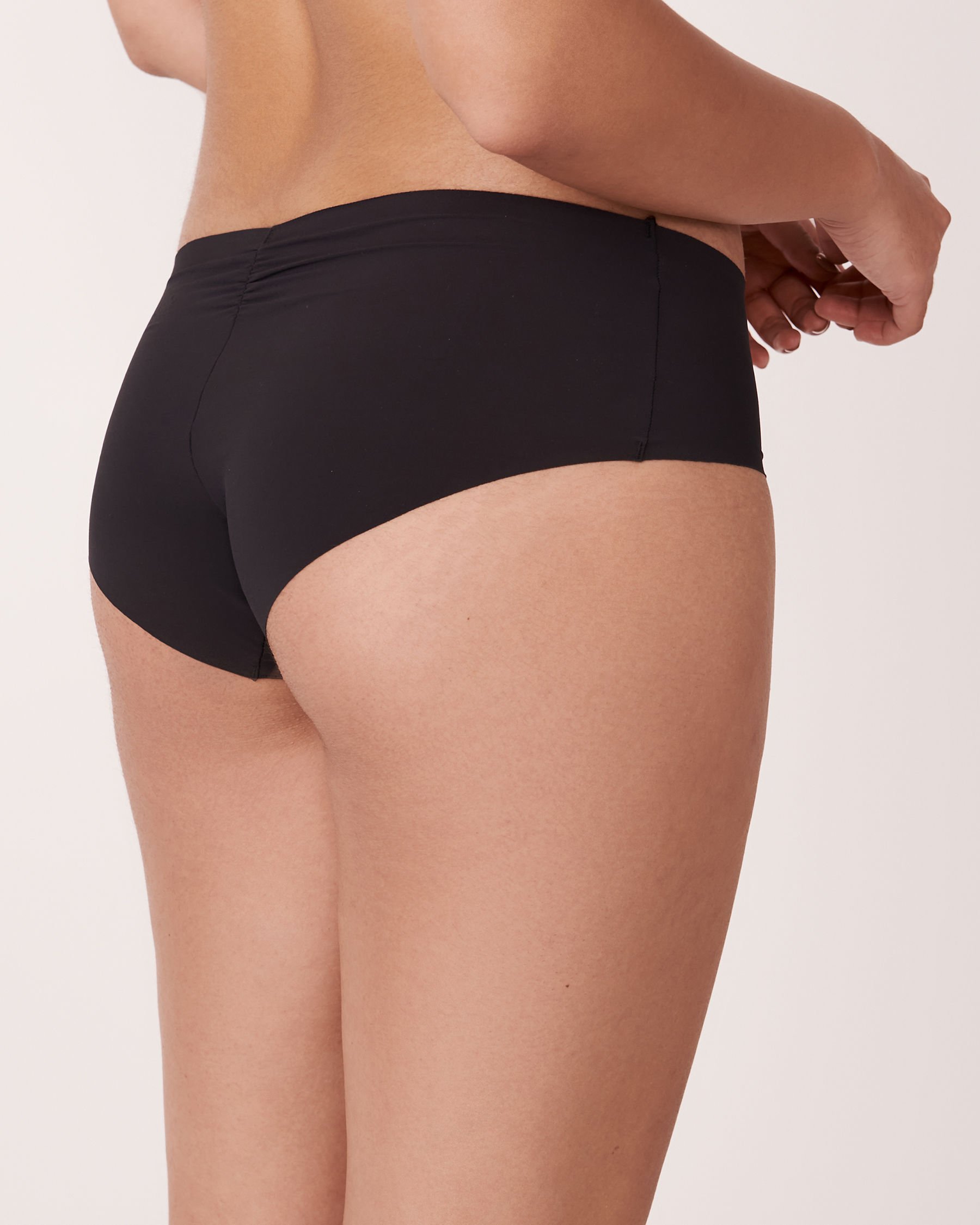 LA VIE EN ROSE Microfiber Invisible Hiphugger Panty Black 619-223-1-00 - View2