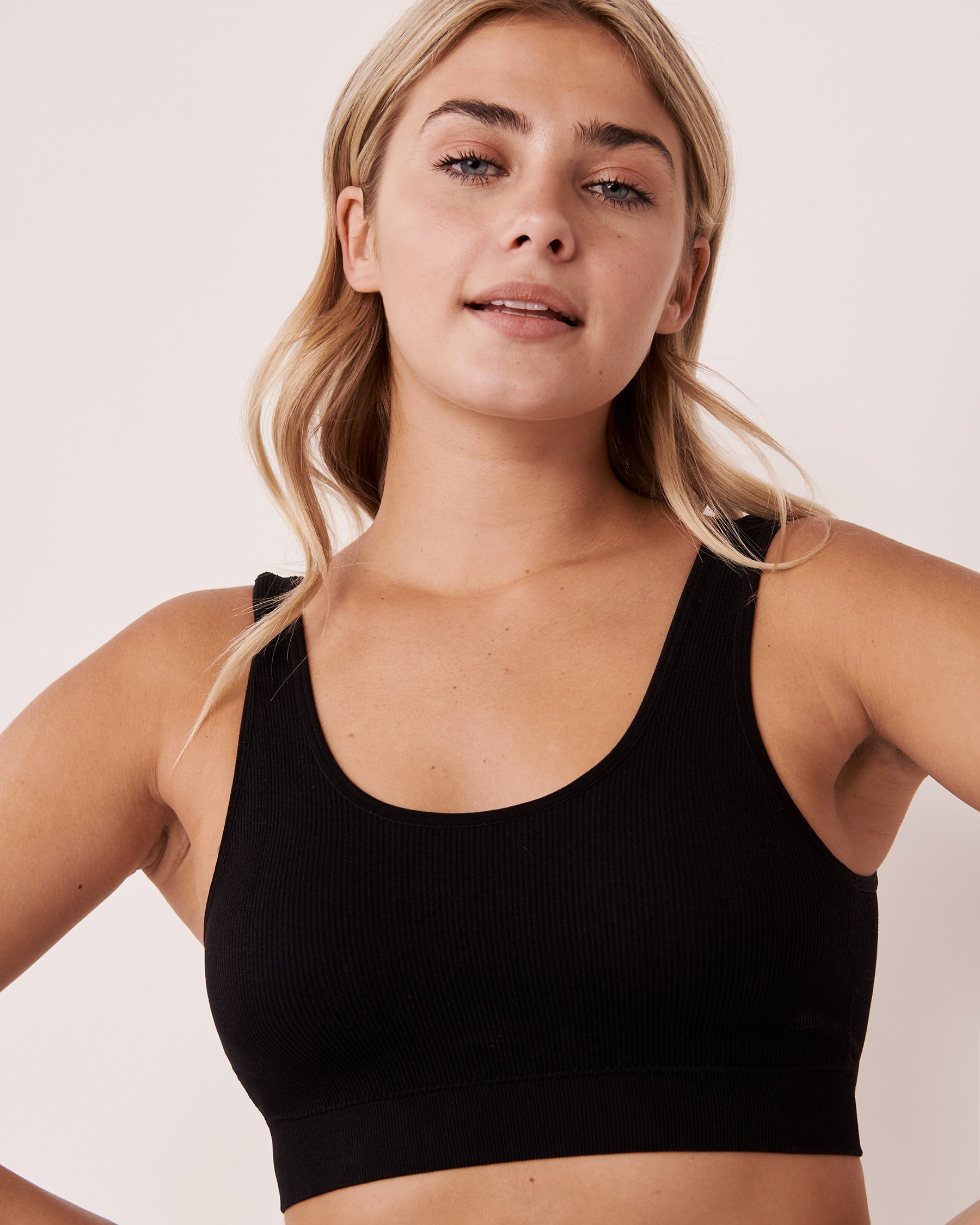 LA VIE EN ROSE Low Impact Seamless Sports Bra Black 10200167 - View1