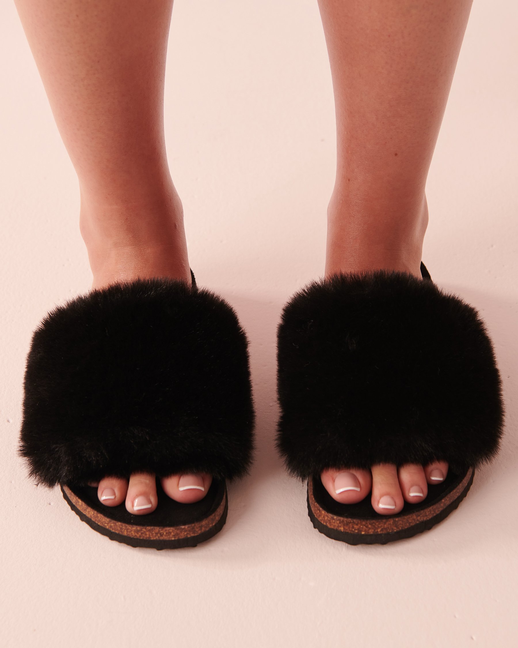 LA VIE EN ROSE Pantoufles mules ouvertes en peluche Noir 40700268 - Voir3