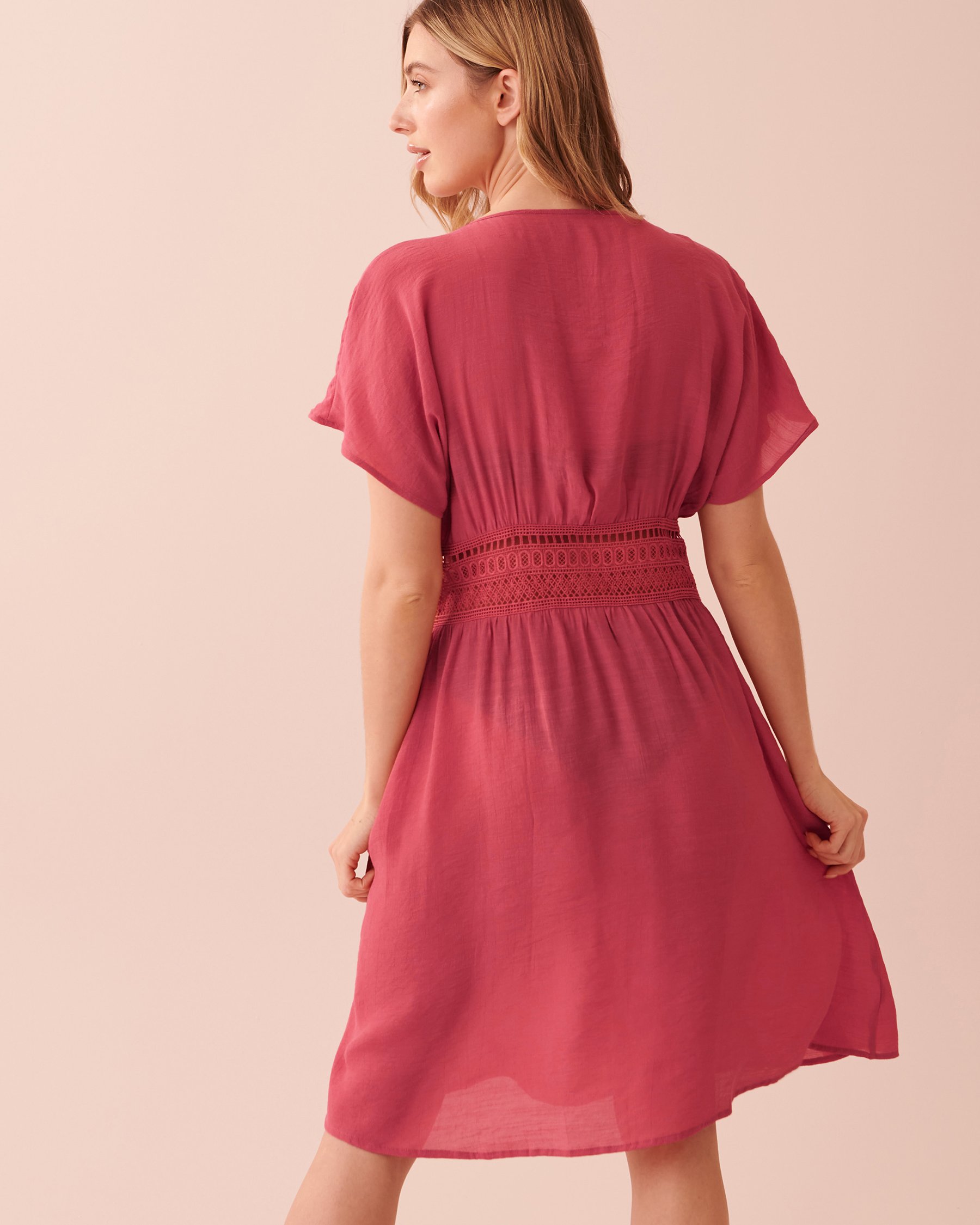 LA VIE EN ROSE AQUA Caftan avec ouverture et détail en crochet Rouge rosé 80400040 - View2