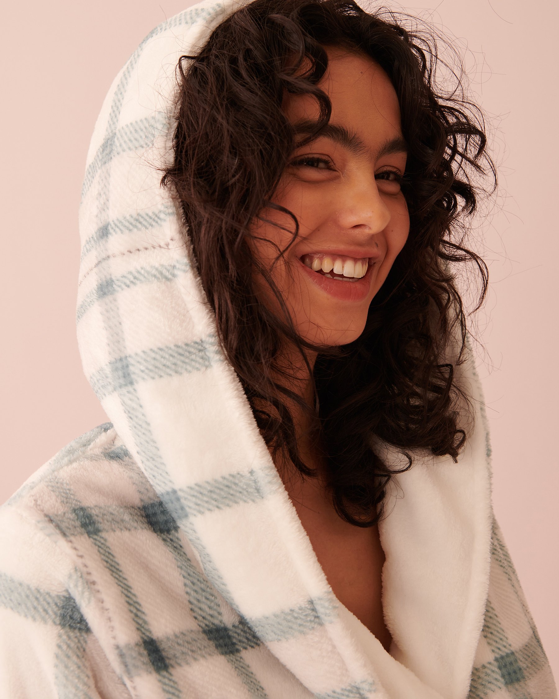 LA VIE EN ROSE Soft Plush Hooded Robe Grey plaid 40600131 - View3