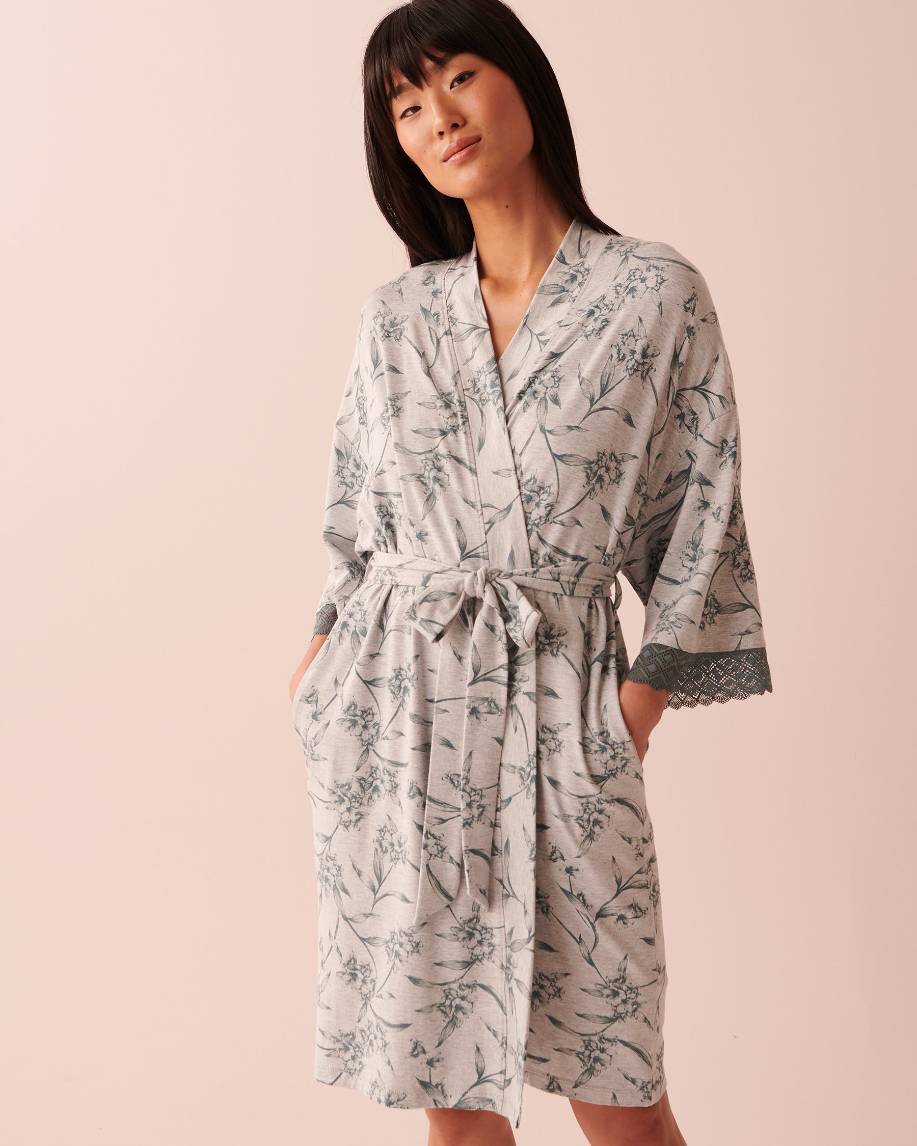 LA VIE EN ROSE Bamboo Lace Detail Kimono Blue blossoms 40600136 - View2