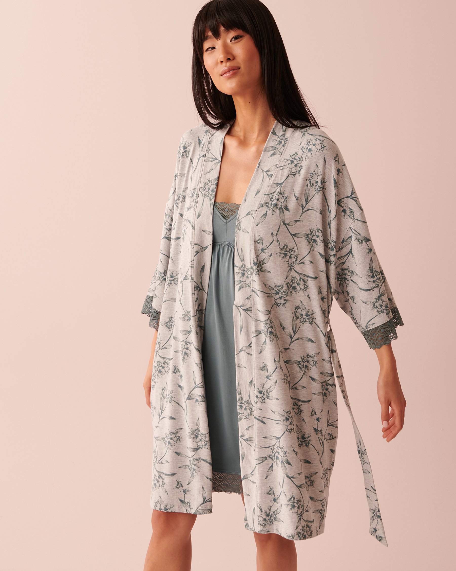 LA VIE EN ROSE Bamboo Lace Detail Kimono Blue blossoms 40600136 - View6
