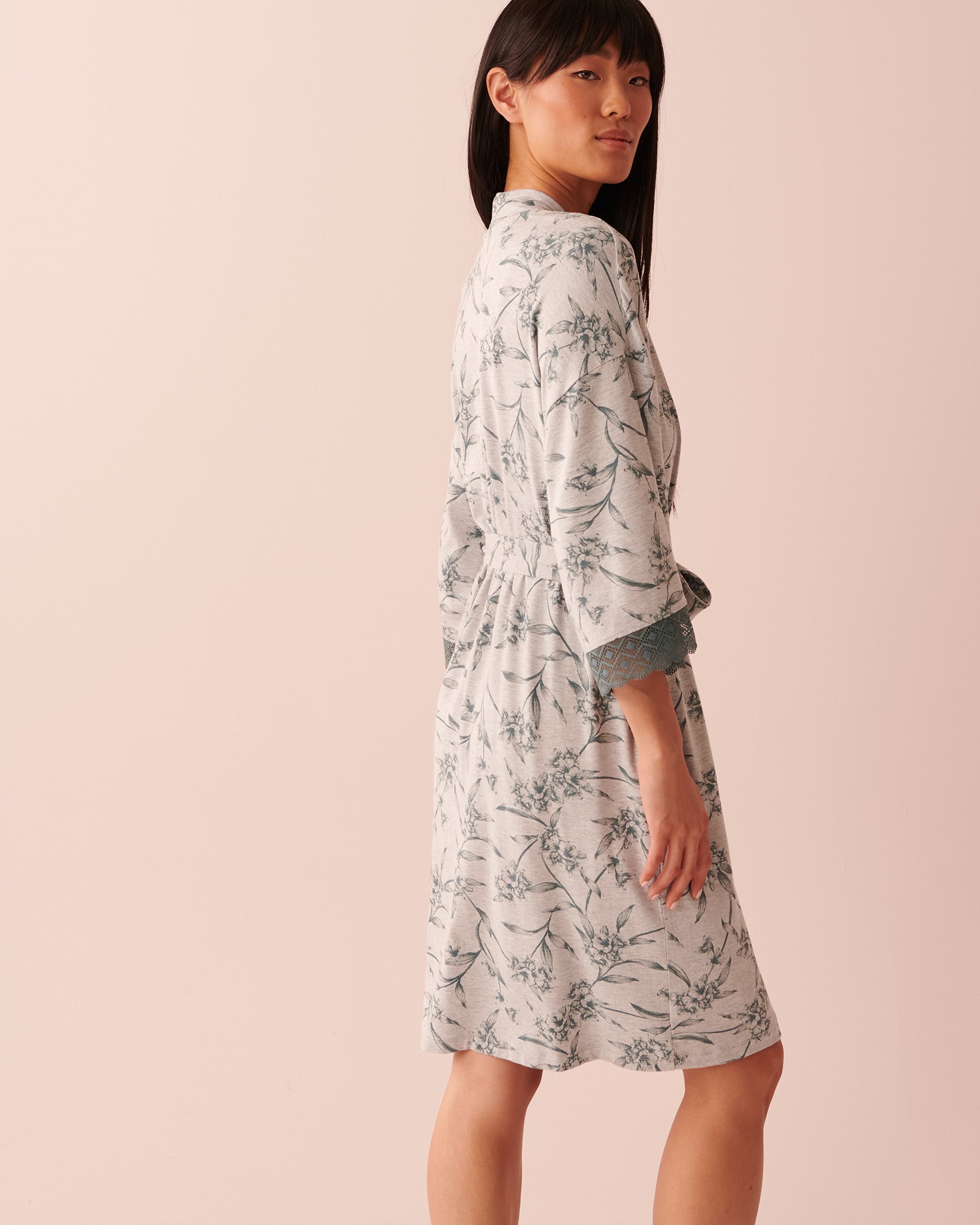 LA VIE EN ROSE Bamboo Lace Detail Kimono Blue blossoms 40600136 - View3