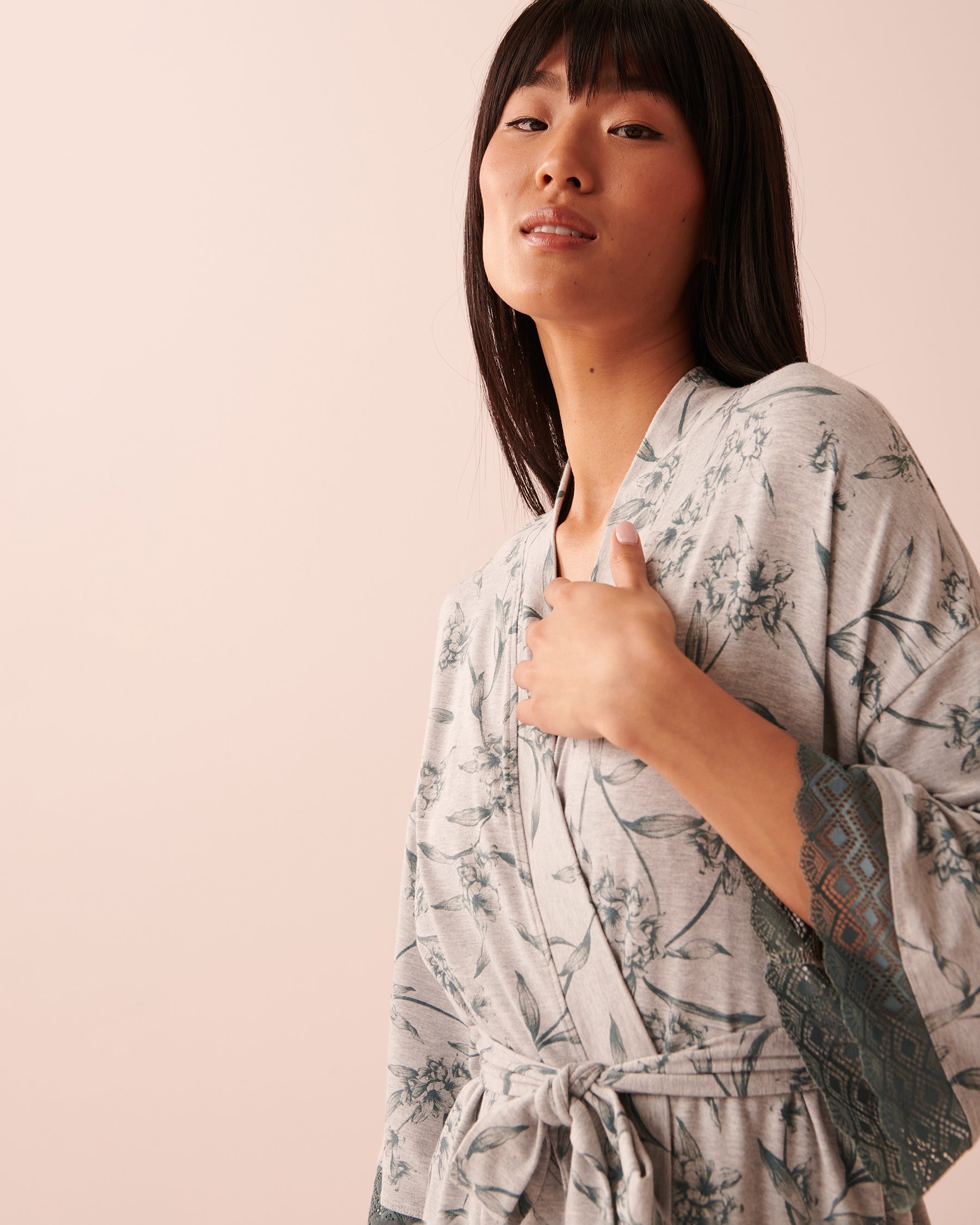 LA VIE EN ROSE Bamboo Lace Detail Kimono Blue blossoms 40600136 - View5