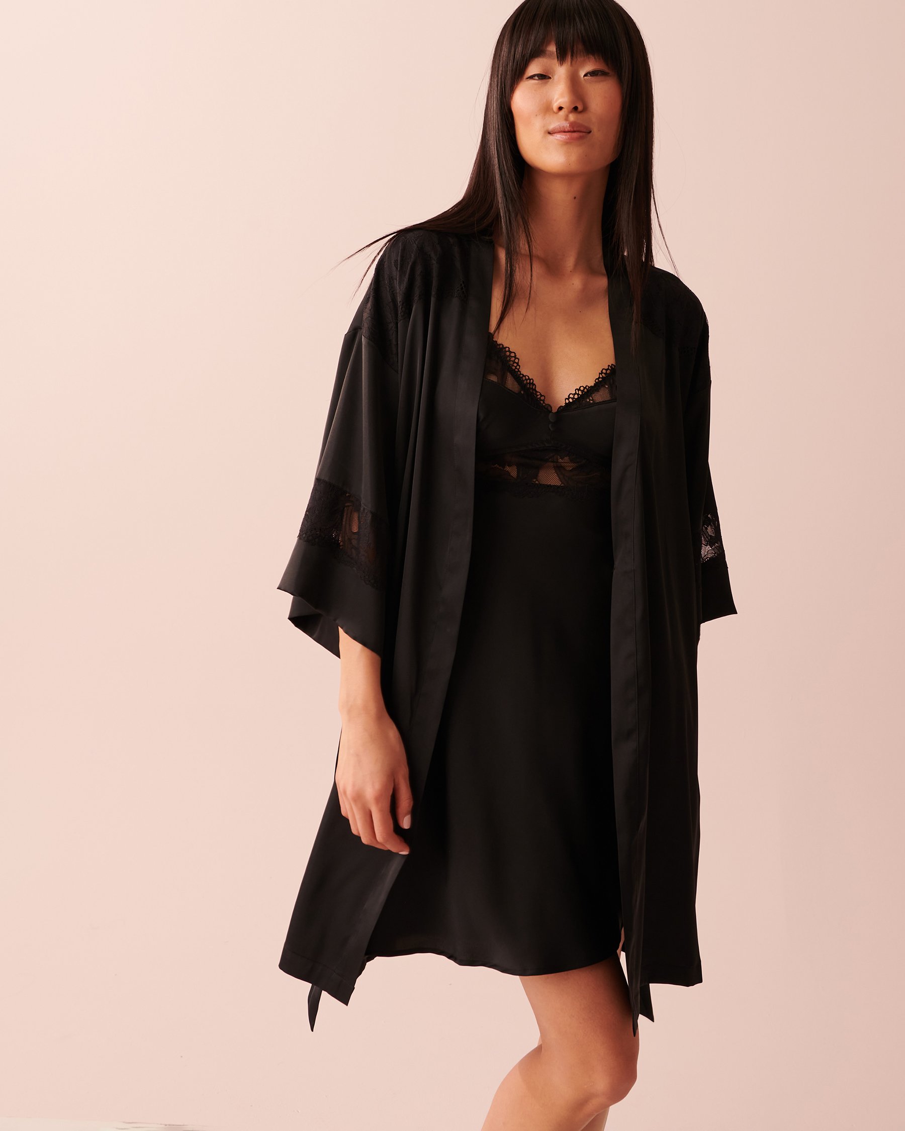 LA VIE EN ROSE Lace Detail Satin Kimono Black 60600053 - View4
