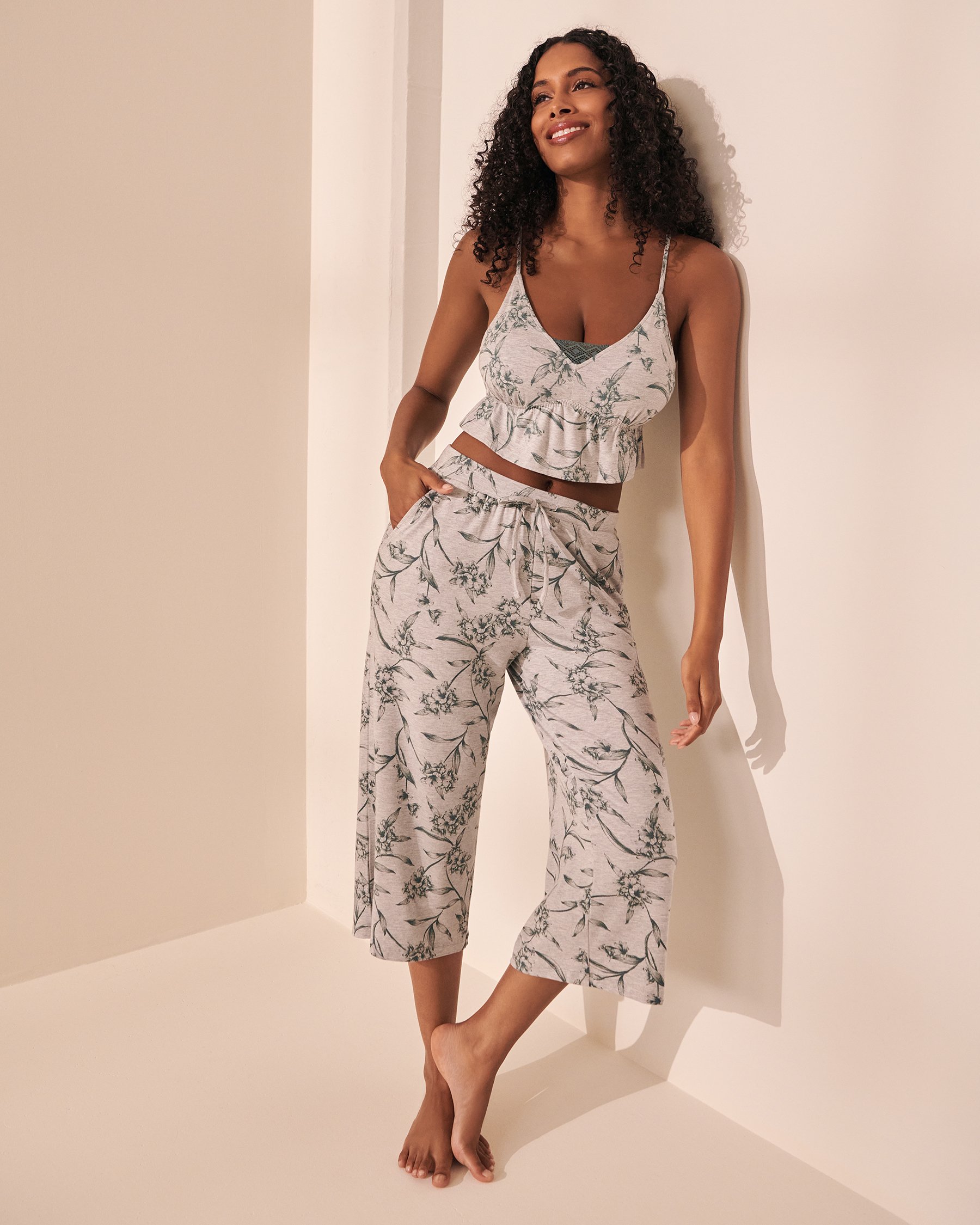 LA VIE EN ROSE Cami courte en bambou détails en dentelle Fleurs bleues 40100472 - View1